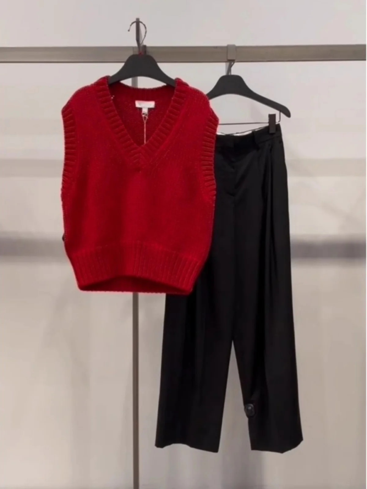

Элегантный красный вязаный жилет с V-образным вырезом для осени и зимы, модная верхняя одежда для многослойных образов, женский стиль в духе китайского зодиака, высококлассный дизайн