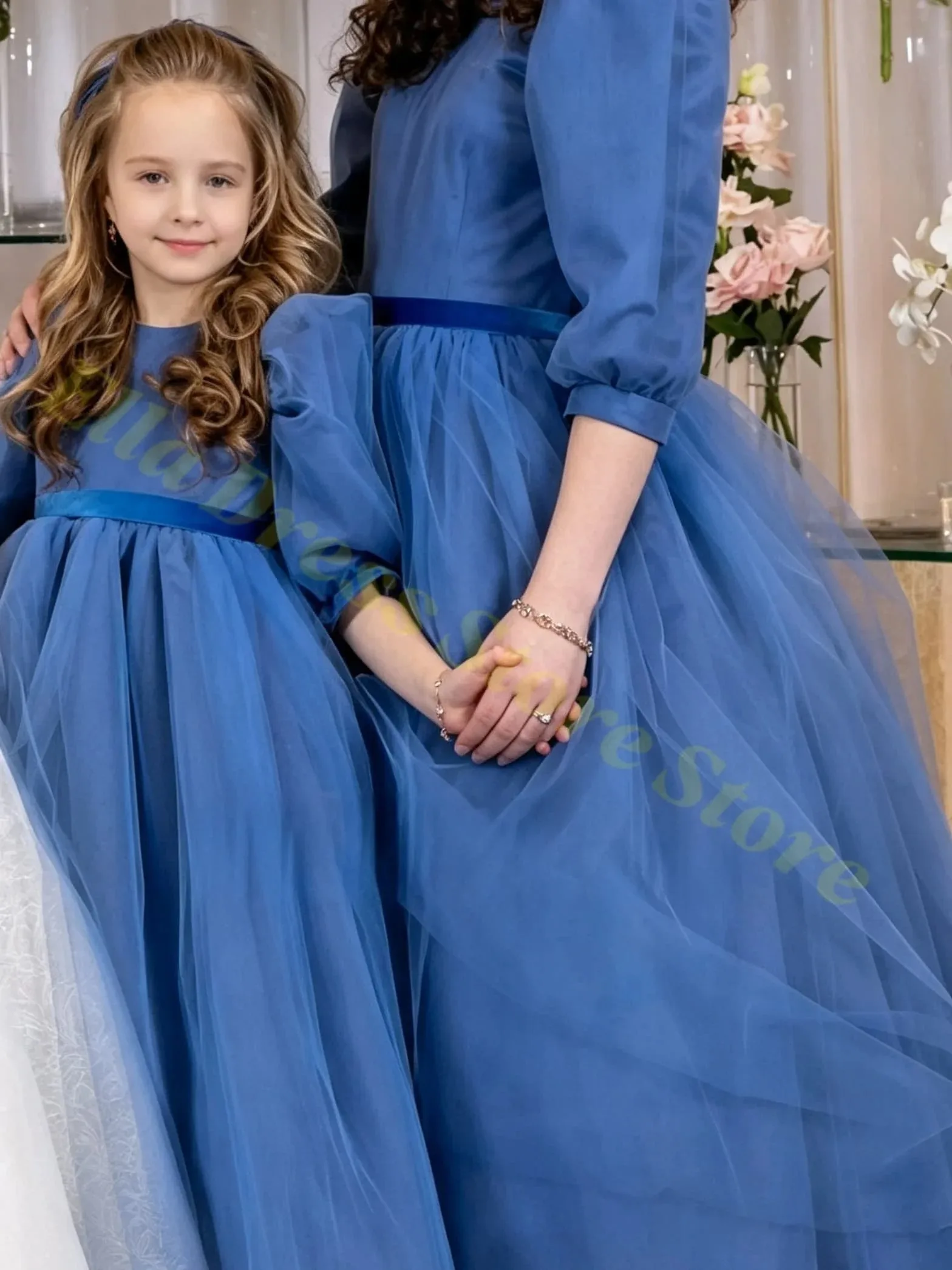 Hochwertiges blaues Tüll-Blumenmädchenkleid im Großhandel, flauschig mit plissiertem Design für Hochzeit, Geburtstagsfeier, Abendballkleid, individuell anpassbar. – Detail 4