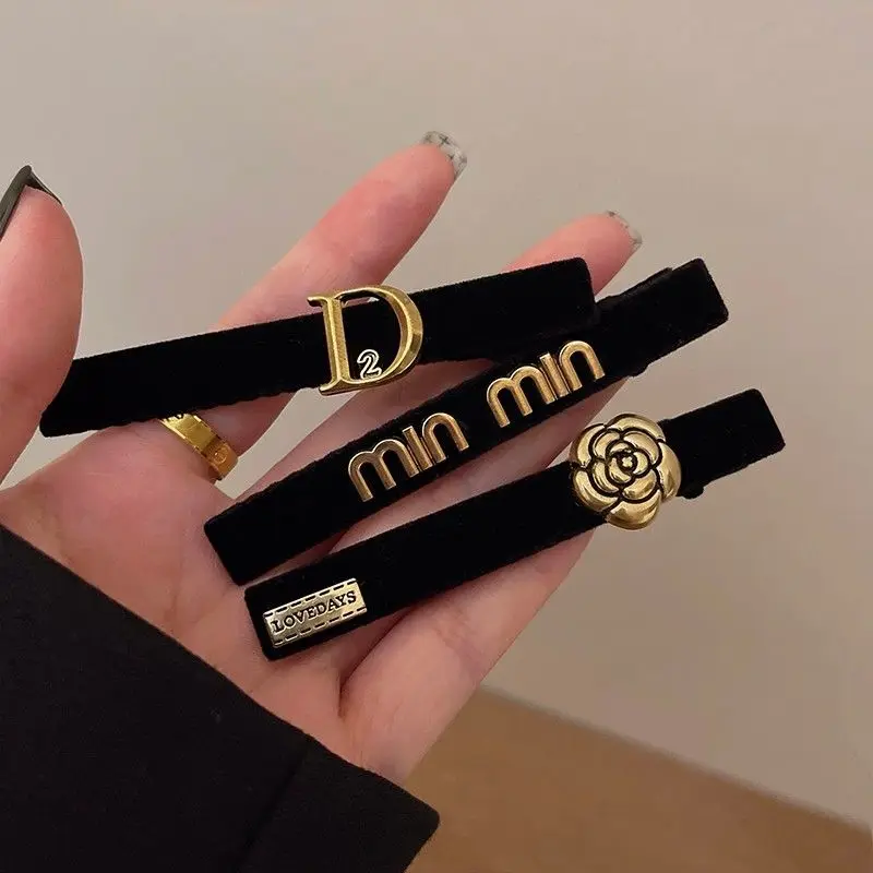 

Luxurious, high-quality, and high-end black 2-pack hair clip with retro duckbill bangs on the side for women. Headpiece clip