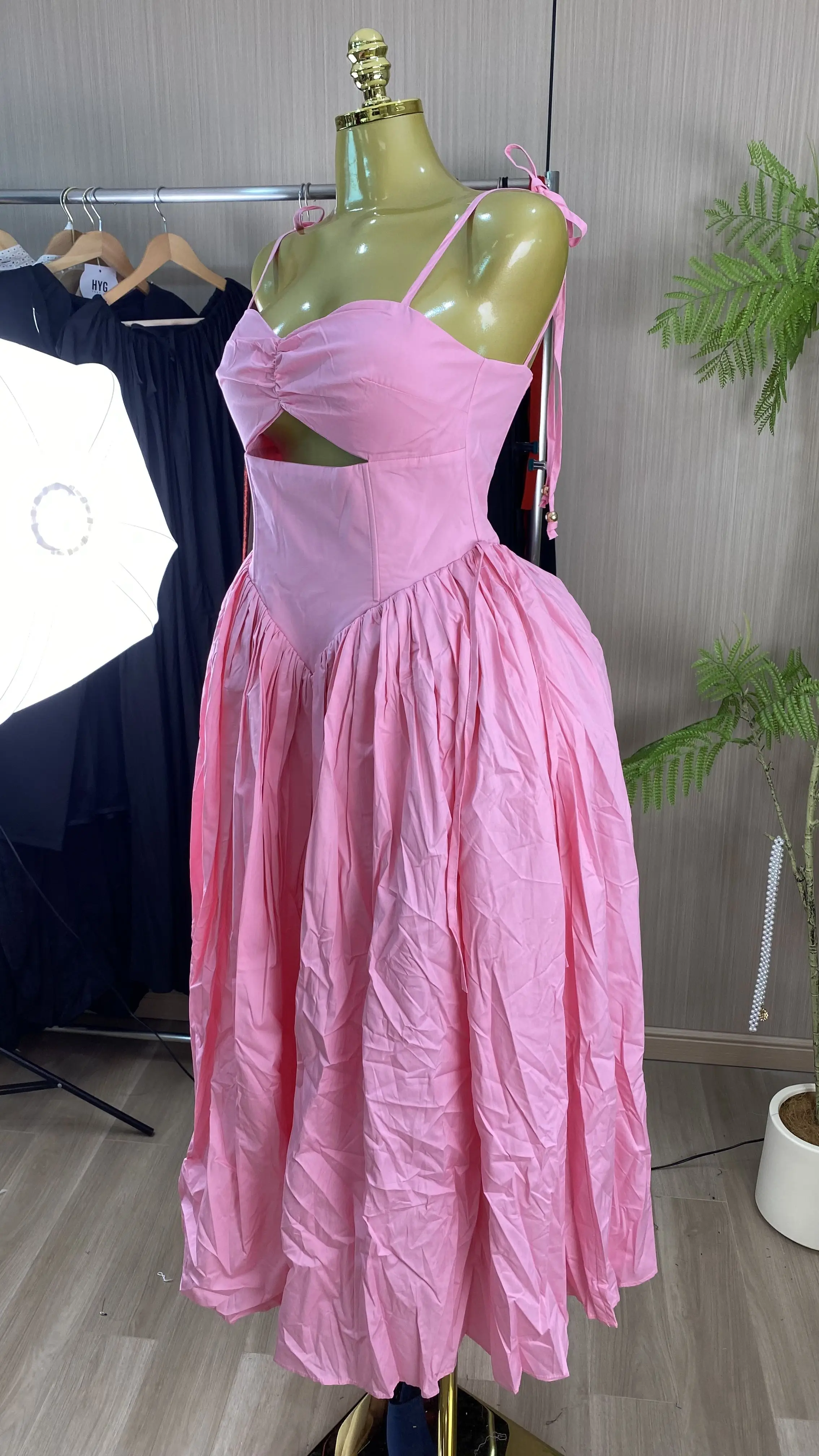 Elegant, slim-fit, pleated, cut-out dress; a sexy women's mini dress featuring a square neck and camisole-style straps.-GZXX1005