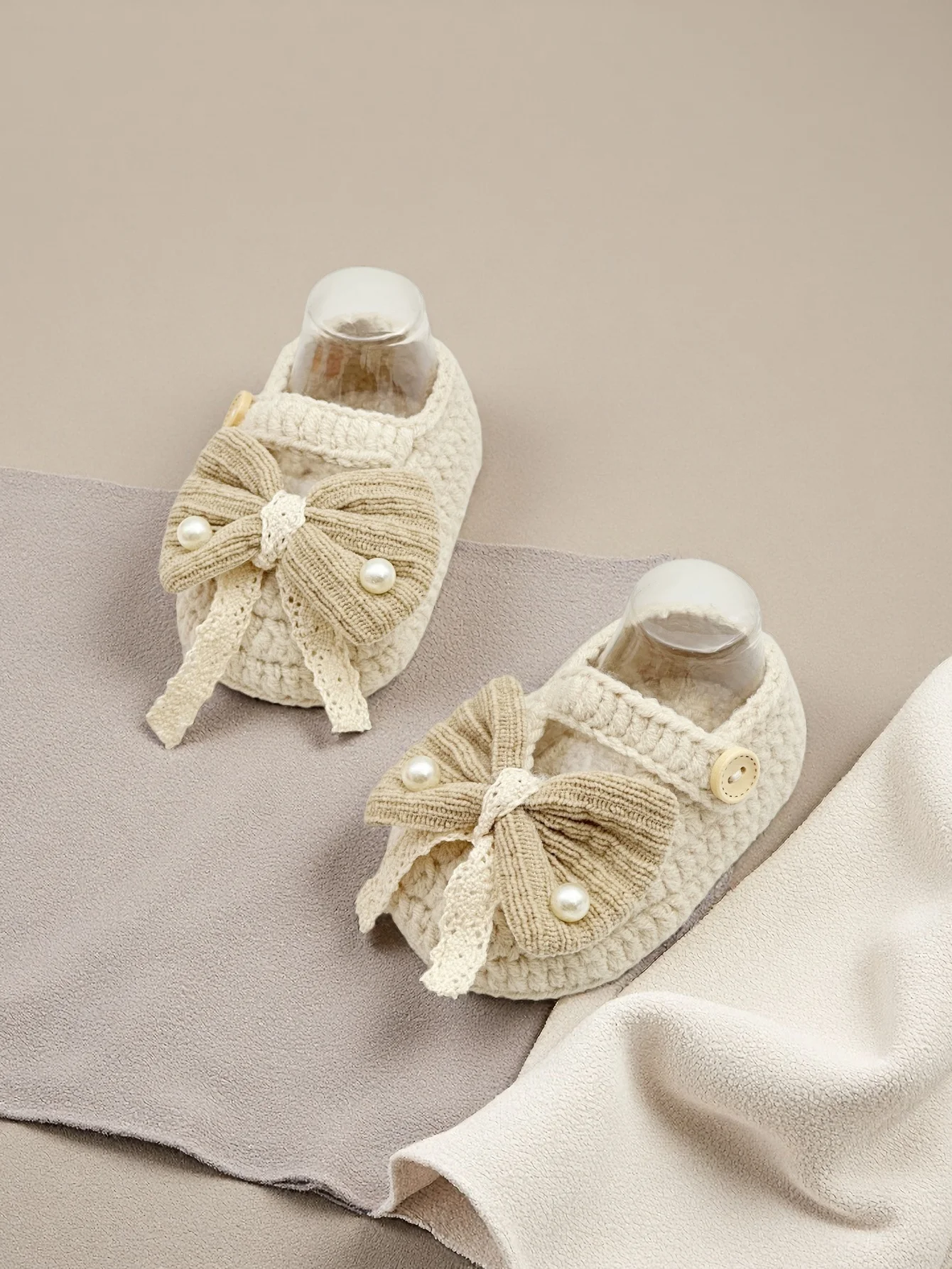 

1 пара детских вязаных пинетков, бежевые вязаные детские тапочки с жемчужным бантом, слипоны, 0–12 месяцев