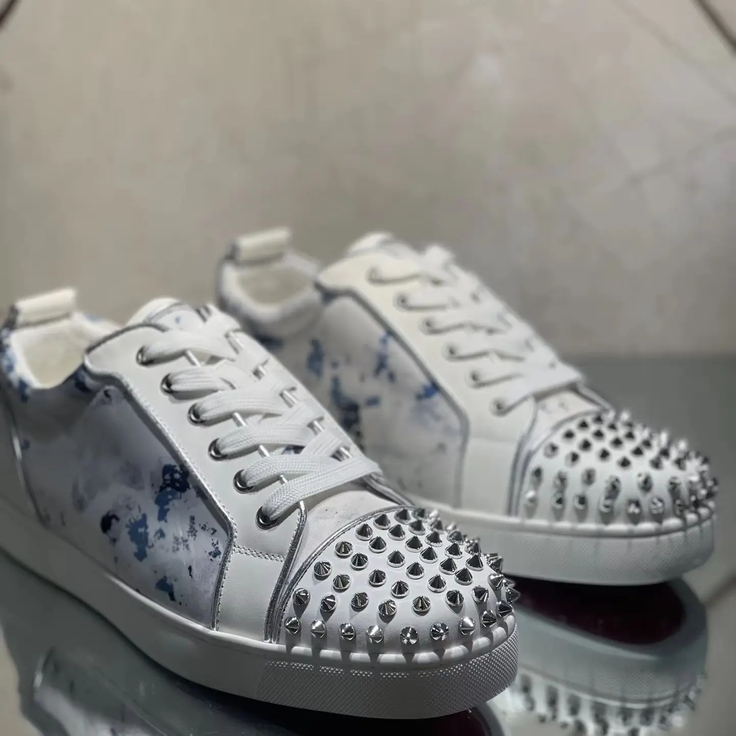 Luxury Low Top Men's Silver Spiked Toecap White Graffiti Leather Loafers Premium Red Bottom Classic Casual Sneakers Boat Shoes