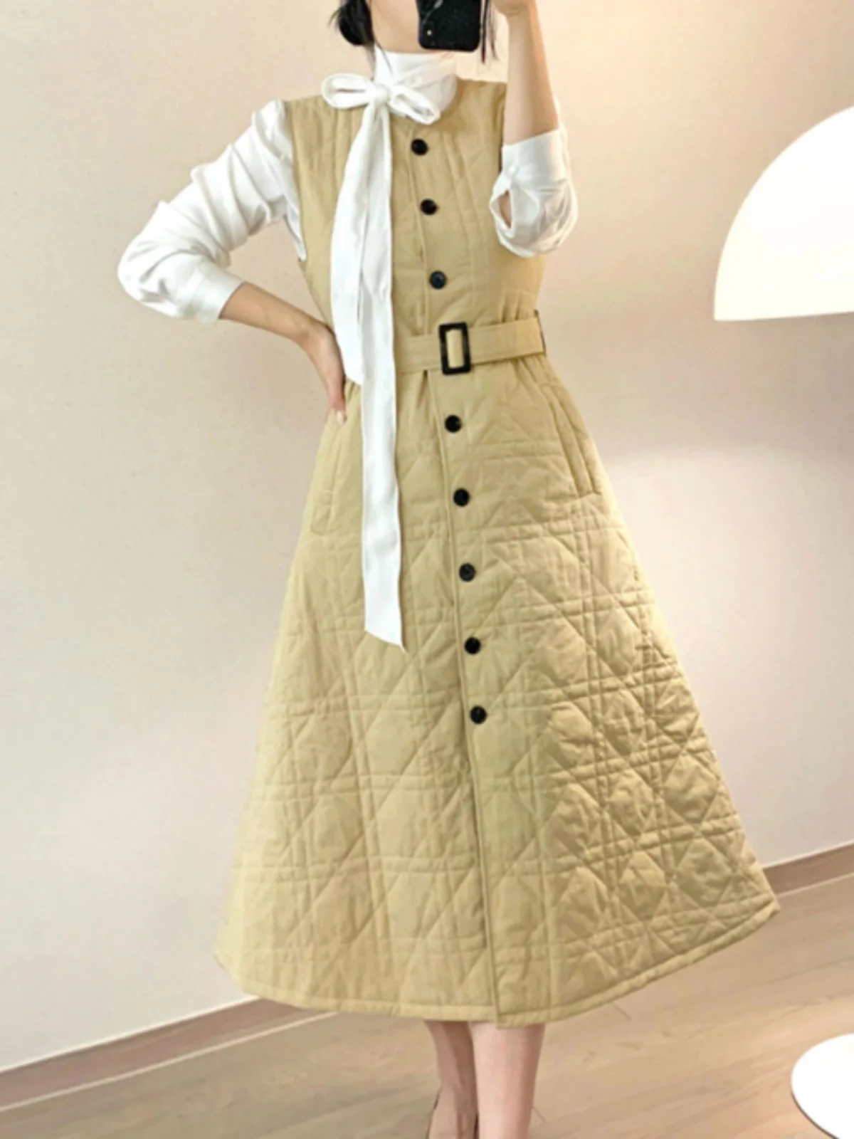 طقم نسائي عصري من قطعتين يتكون من سترة قطنية وفستان بتصميم كلاسيكي مع أزرار وأكمام طويلة مثالي لموسم الخريف