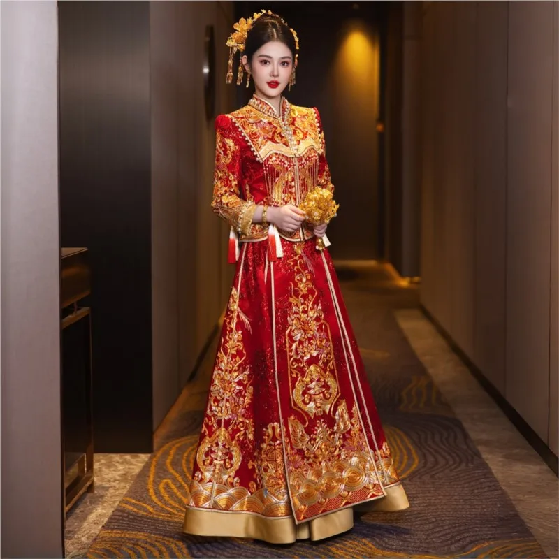 The bride's wedding features a new style of Chinese-style phoenix crown and red dress toasting gown