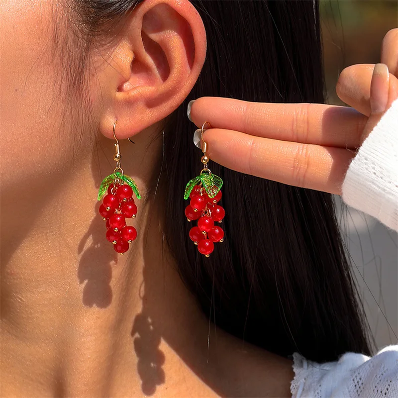 Süße Retro Rote Traube Ohrringe Weibliche Frische Sommer Thema Obst Design Baumelnde Tropfen Ohrringe Mädchen Vielseitige Mode-Accessoires