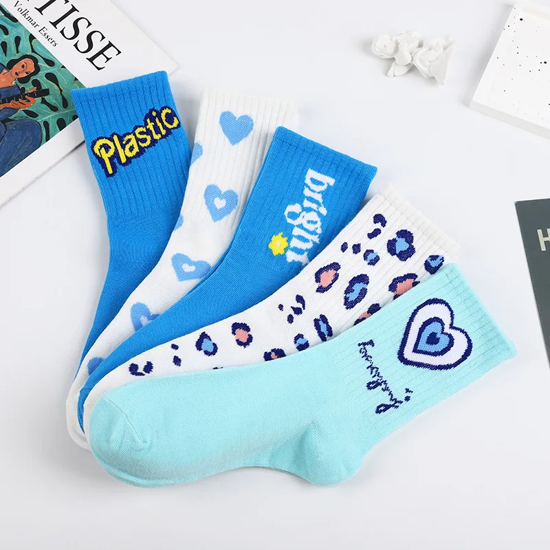 Calcetines de tubo medio para mujer, medias deportivas de estilo universitario, con letras Love, color azul, para las cuatro estaciones, 5/10 pares