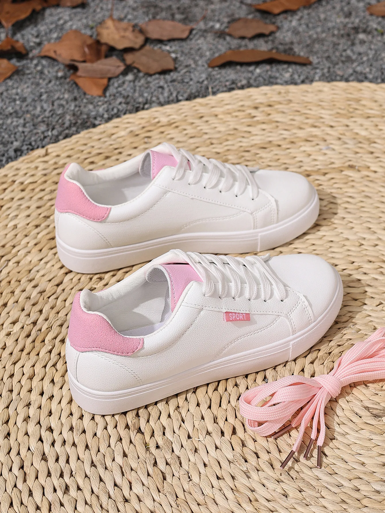 Flache weiße Schuhe für Damen, Frühling und Herbst, Sneakers aus Leder, modische Freizeitschuhe mit Schnürung, Studenten-College-Stil, Board-Schuhe für Frauen. – Detail 5