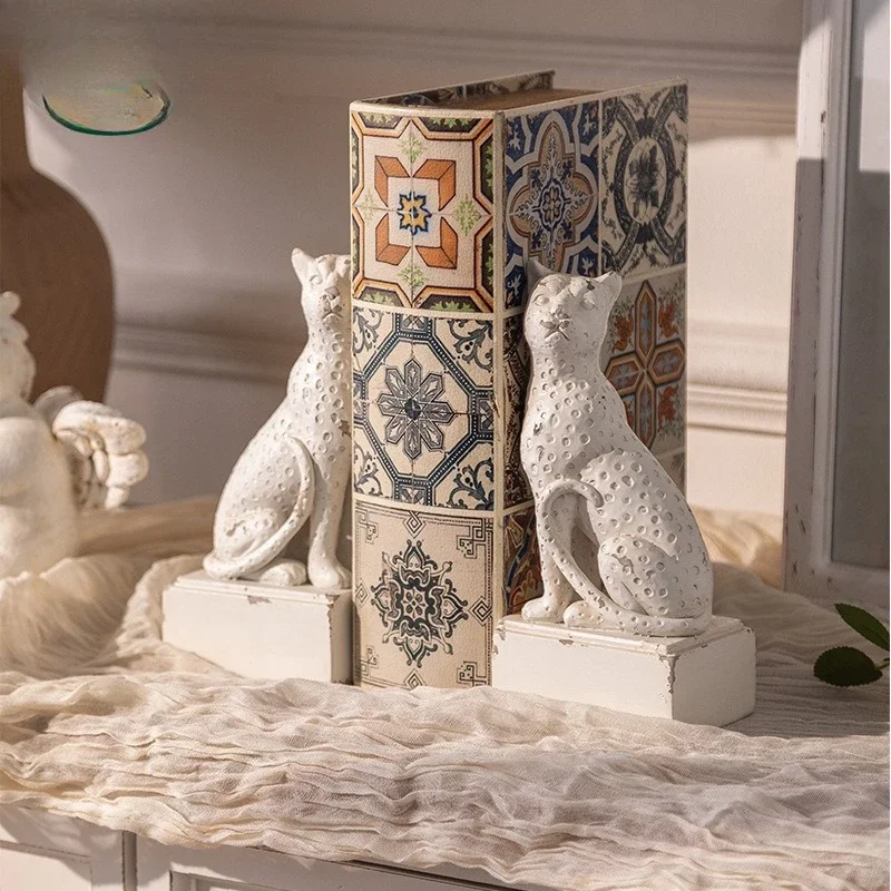 French retro resin handicraft ornament personalized creative bookend tanuki shape