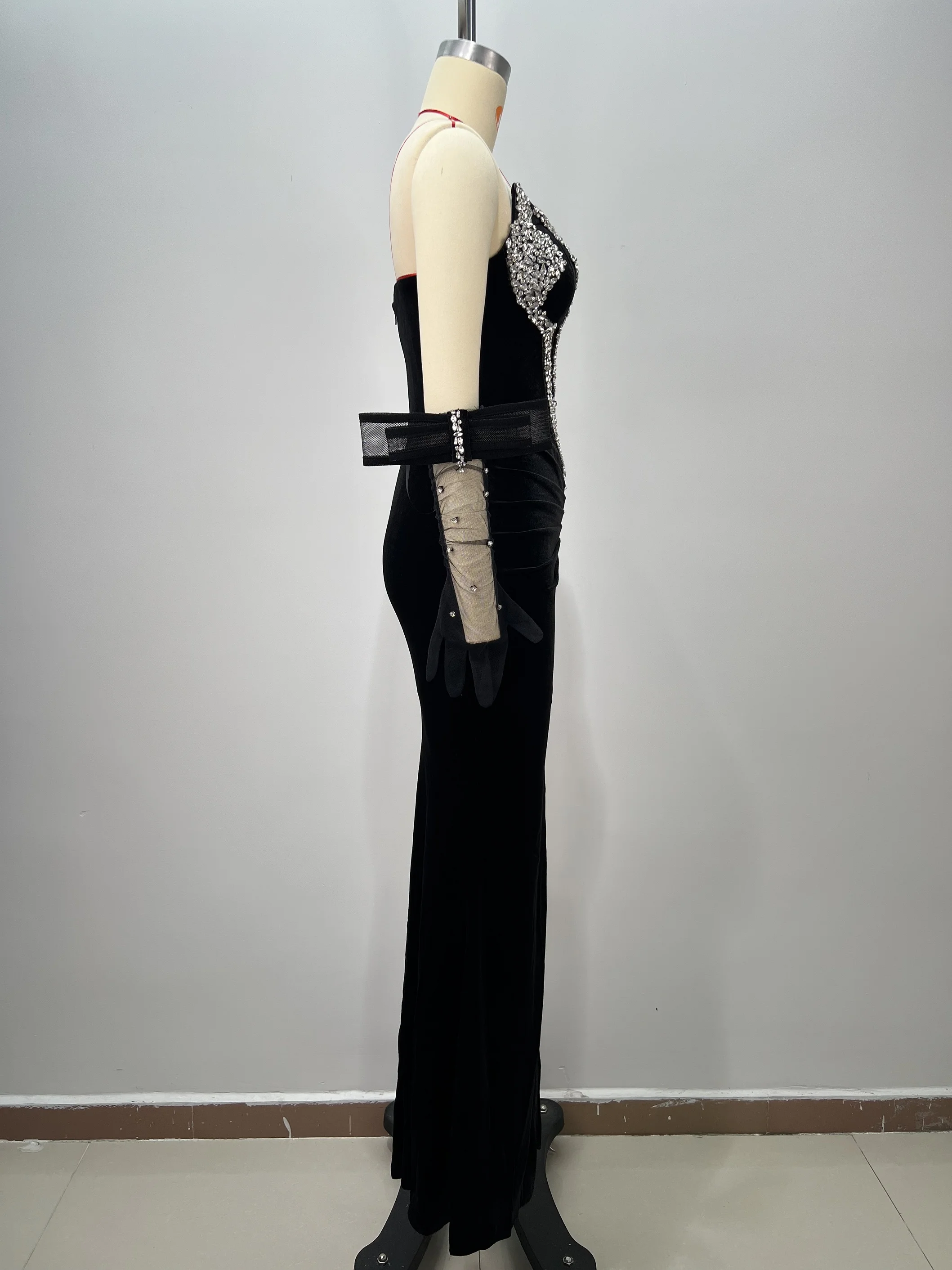 Schwarzes, mit Kristallen verziertes Bandage-Kleid für Damen mit durchsichtigem Netzstoff, sexy Abendkleid mit hohem Schlitz, trägerloses Partykleid aus Samt