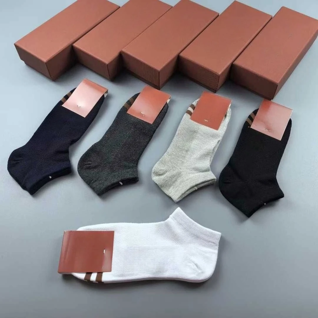 男性と女性のレジャー用のライトラグジュアリーハイエンドソックス5足組、新疆綿高弾性スポーツアルファベットプリントソックス