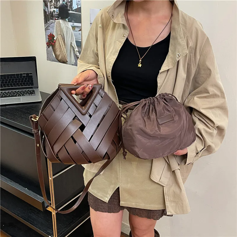 

Sophisticated Luxury Niche Woven Crossbody Bag Detachable Strap Elegant for Casual Shopping and Weekend Outings
