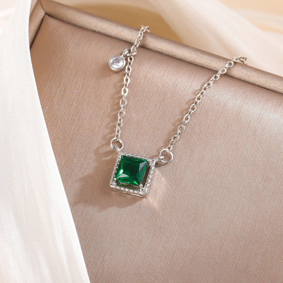 

Новое ретро-колье с зеленым квадратным кулоном из стерлингового серебра 925 пробы для женщин, модное, элегантное, с кристаллами, на ключицу, XL193
