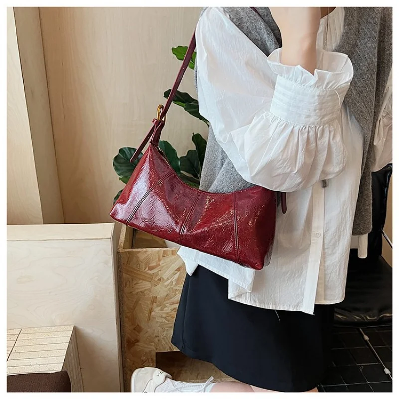 

Chic Simple Classic Leather Tote Bag For Women With Solid Color Large Capacity Vintage Style And Spacious Design