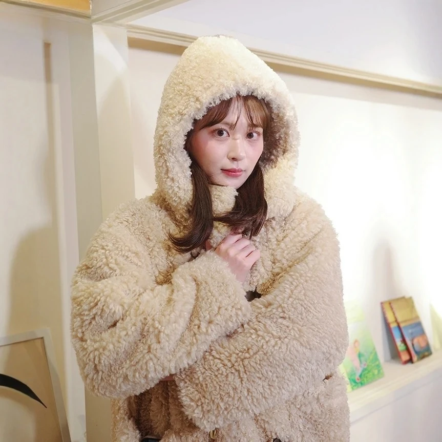 Cappotto Invernale Stile Giapponese Nuovo Modello Ampio con Cappuccio Lunghezza Media in Ecopelliccia Soffice Ringiovanente Dolce Versatile da Donna