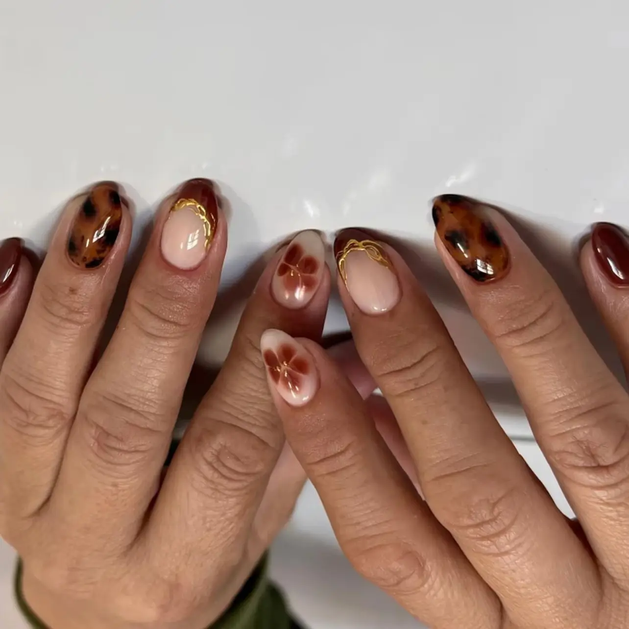 

24PCS Retro Smudged Brown Almond Press on Nails with Glue Simple Flowers Golden Patterns French False Nails for Women Detachable