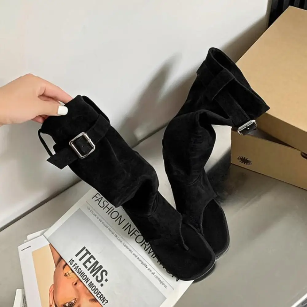 トレンディなデザイナーの女性のサンダルブーツ Y2k ゴシックオープンクリップつま先ブーツベルトバックルスエードニーハイブーツ靴