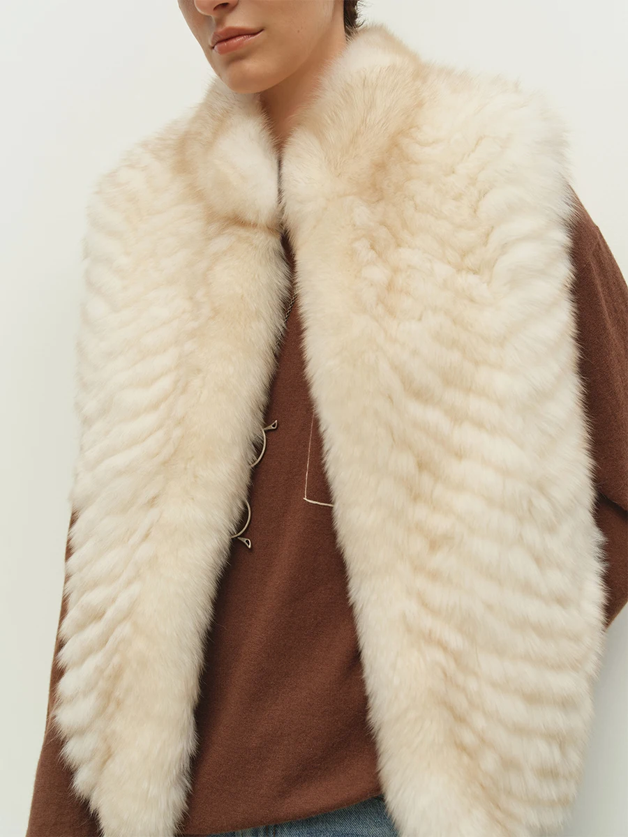 ياقة واقفة كلاسيكية، خطوط رائعة على شكل حرف V، ظهر من فراء الثعلب، سترة من فراء الفرو، ضوء القمر الضبابي