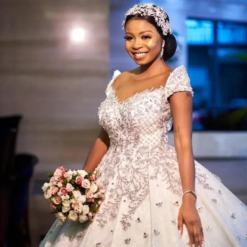 Abito da sposa personalizzato con perline di cristalli scintillanti con scollo a cuore Robe De Mariée Abito da sposa africano con maniche ad aletta e abito da ballo taglie forti
