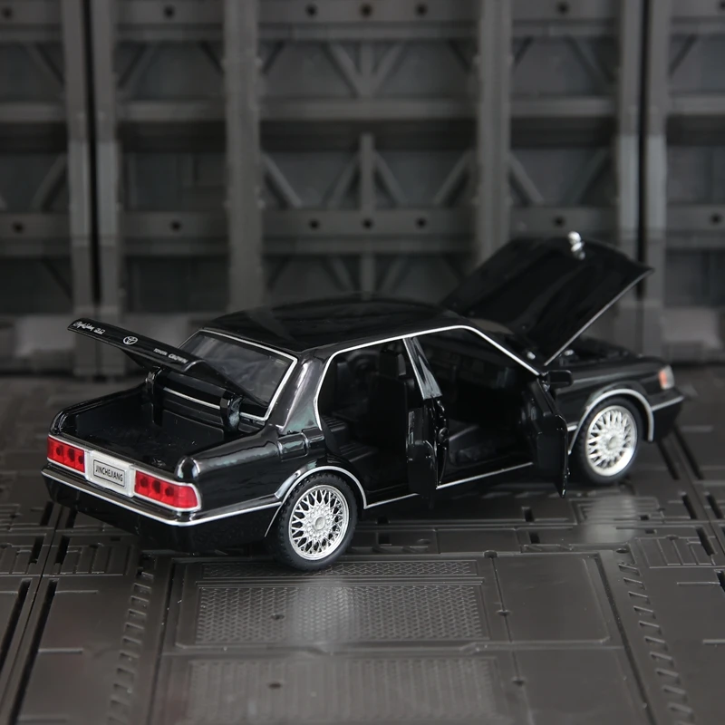 1:32 coleção de ornamentos de modelo de carro de liga Toyota Crown, portas e capô do motor, porta-malas pode abrir, presentes de som e luz