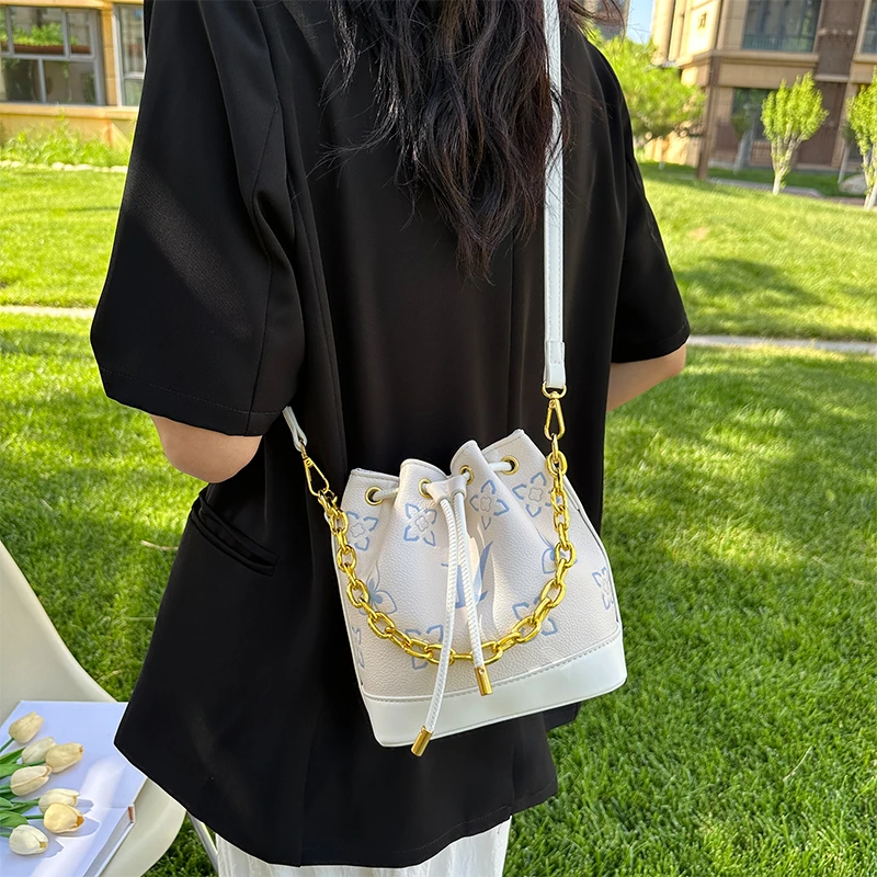 

Сумка-слинг Avant Garde с асимметричным дизайном и бесшумной магнитной застежкой для выходных, излучающий современный Poise