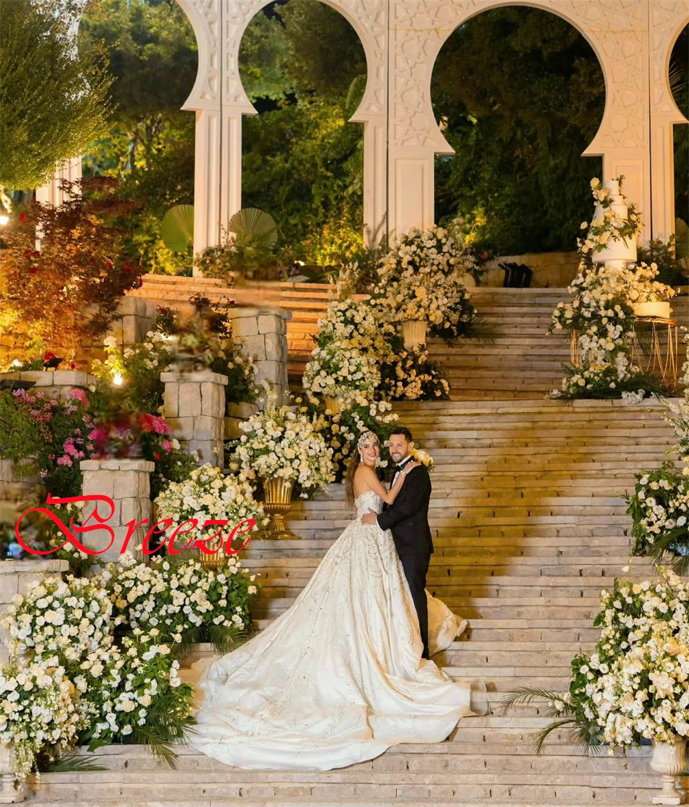 맞춤형 우아한 화이트 새틴 웨딩 드레스 고품질 Strapless 크리스탈 신부 가운 채플 트레인 오픈 백 드레스