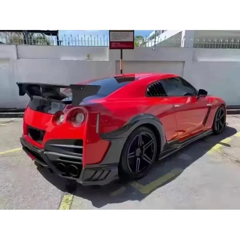 

Для GTR R35: Комплект расширения задних колесных арок из карбона в стиле Top Style (широкий обвес)