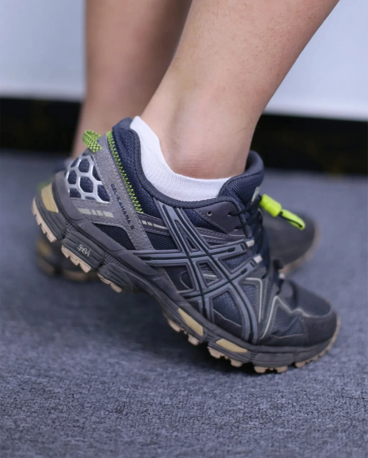 حذاء ASICS Gel Kahana 8 الاحترافي الممتص للصدمات ومقاوم للاهتراء للرجال باللون الرمادي الداكن 1011B387-021 #2