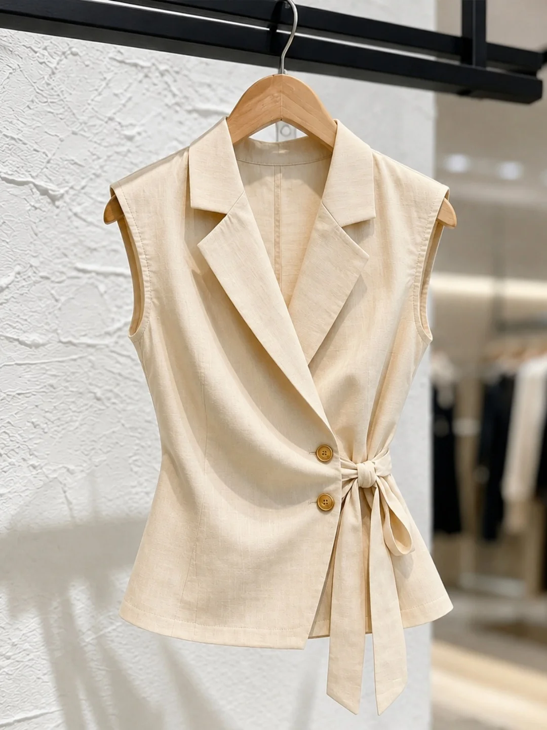 

Elegant Sleeveless Vest 2026 Summer Fashion Design Belted Waist Commute Women's Top Korean Style Straight Cut Silk Material
