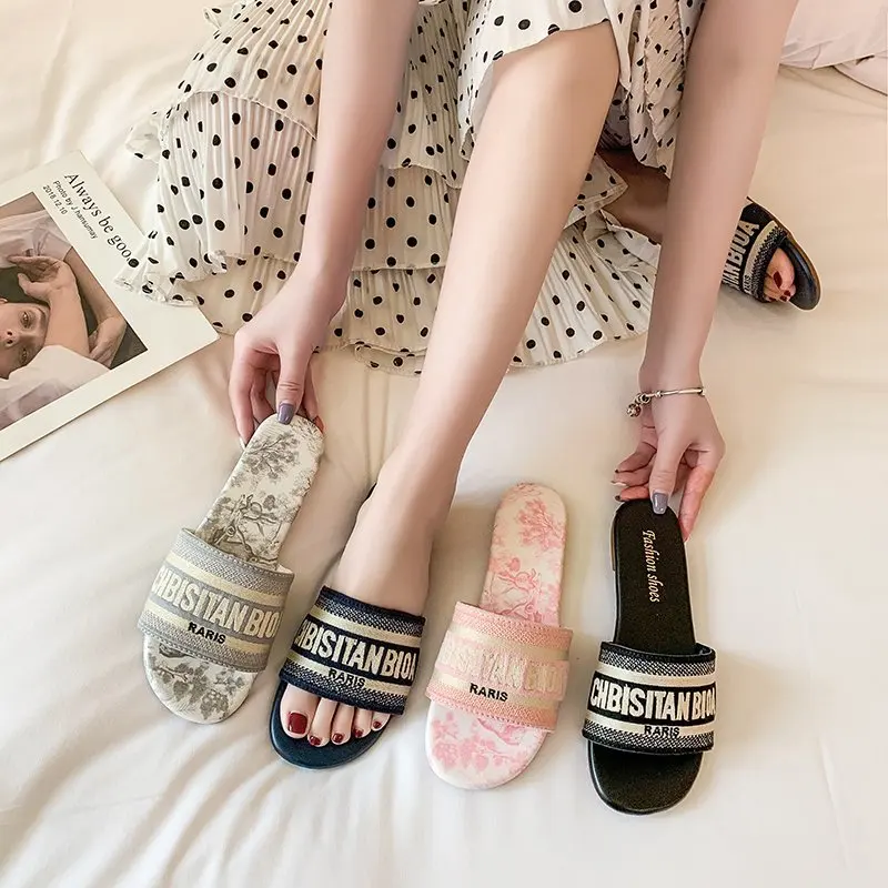 Letter Printing Decorative Casual Slippers Summer Fashion Flat-bottomed Wear Letters Light and Comfortable Drag A Large Size.