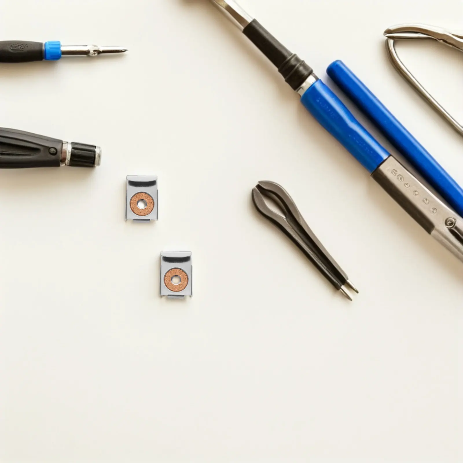 

Комплект из 4 металлических зажимов-держателей для зеркал с винтами и заглушками, сверхпрочный набор для крепления безрамных зеркал толщиной 4-6 мм