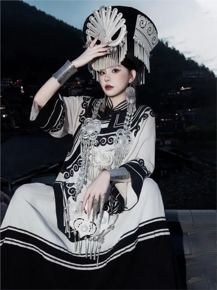 

Embroidered cotton and linen material clothing women's formal dress performance ethnic style photography
