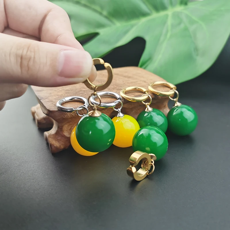 Pendientes de cuentas redondas con incrustaciones de ágata para hombres y mujeres, Clip de oreja de Goku, Anime, amarillo, verde, 1 unidad