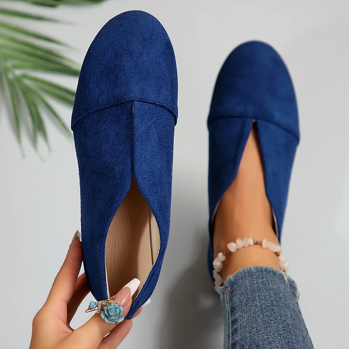 Plus-Size-Damen-Slipper aus Wildleder, V-Ausschnitt, runde Zehen, weich und bequem, lässig, für den täglichen Gebrauch, zum Spazierengehen, in verschiedenen Farben erhältlich. – Detail 7