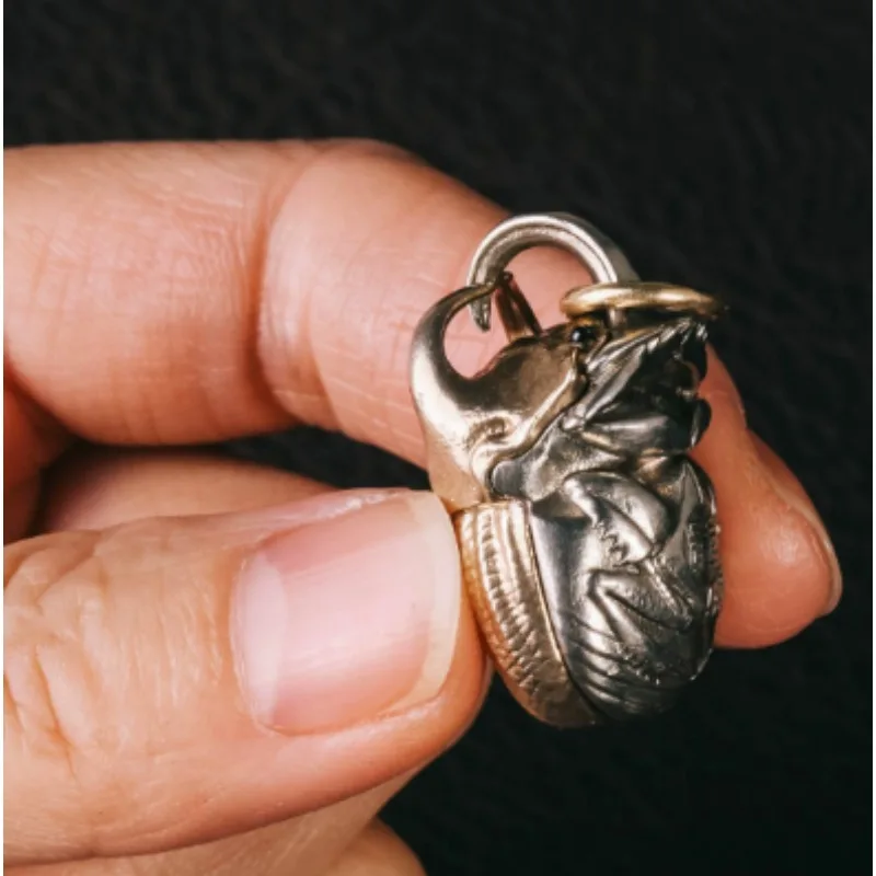 Universe Grocery Store Five-Repeat Bronze Dung Beetle-Shaped Bell Creative Keychain, Niche Design