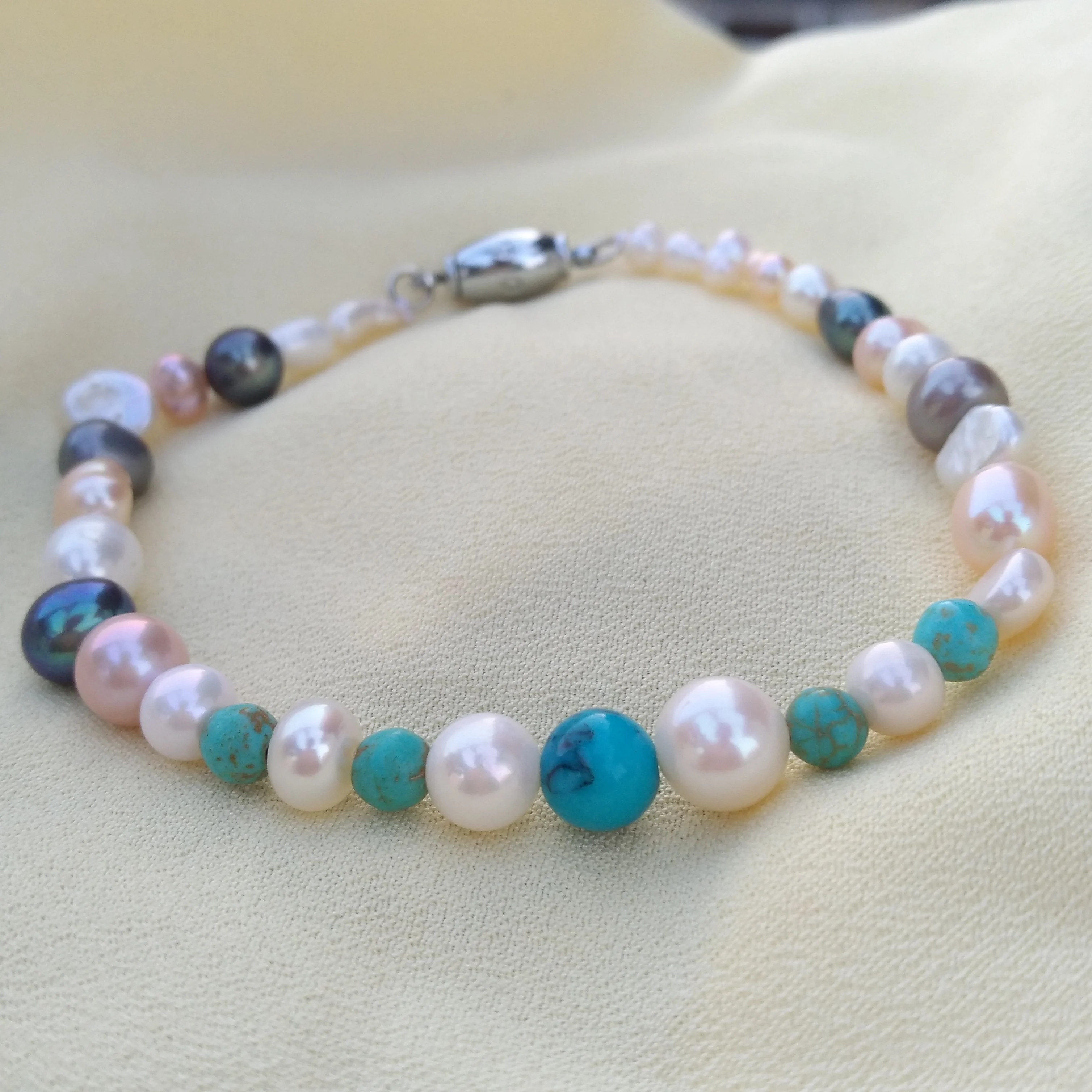 

Потрясающий браслет из натурального жемчуга и бирюзы акоя с разноцветным жемчугом и бирюзой, 20 см. Пожалуйста, укажите больше фотографий.