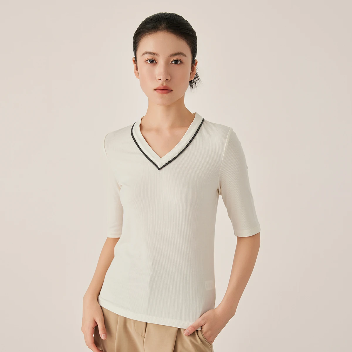 KL7523408 Maglieria da donna con scollo a V in morbido misto lana stile designer T-shirt a maniche corte a costine slim fit