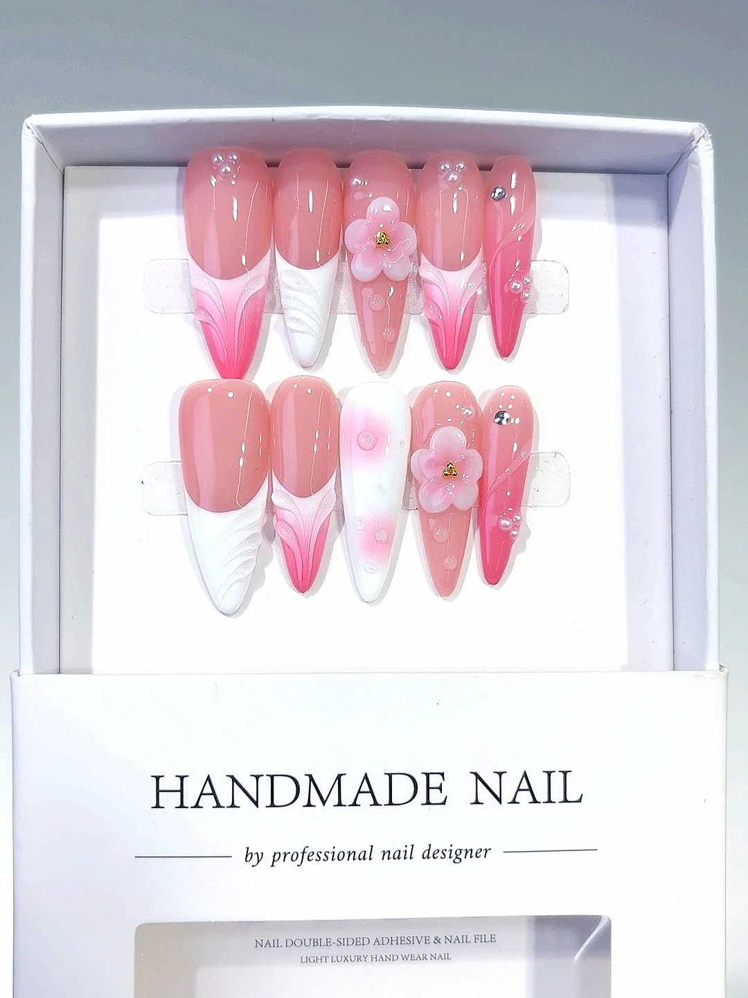 เล็บปลอมลายดอกไม้สีชมพูไล่เฉดประดับเพชรทรงอัลมอนด์ (D565)
