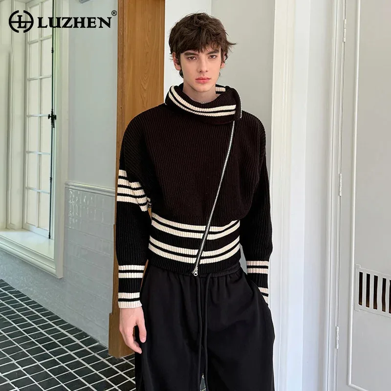 เสื้อสเวตเตอร์ถักคอตั้งทรงหลวมลายทางตัดสีสำหรับผู้ชาย LUZHEN รุ่น JY4807 คอลเลคชั่นฤดูหนาวปี 2025 พร้อมซิปเฉียงแบบปรับแต่งได้