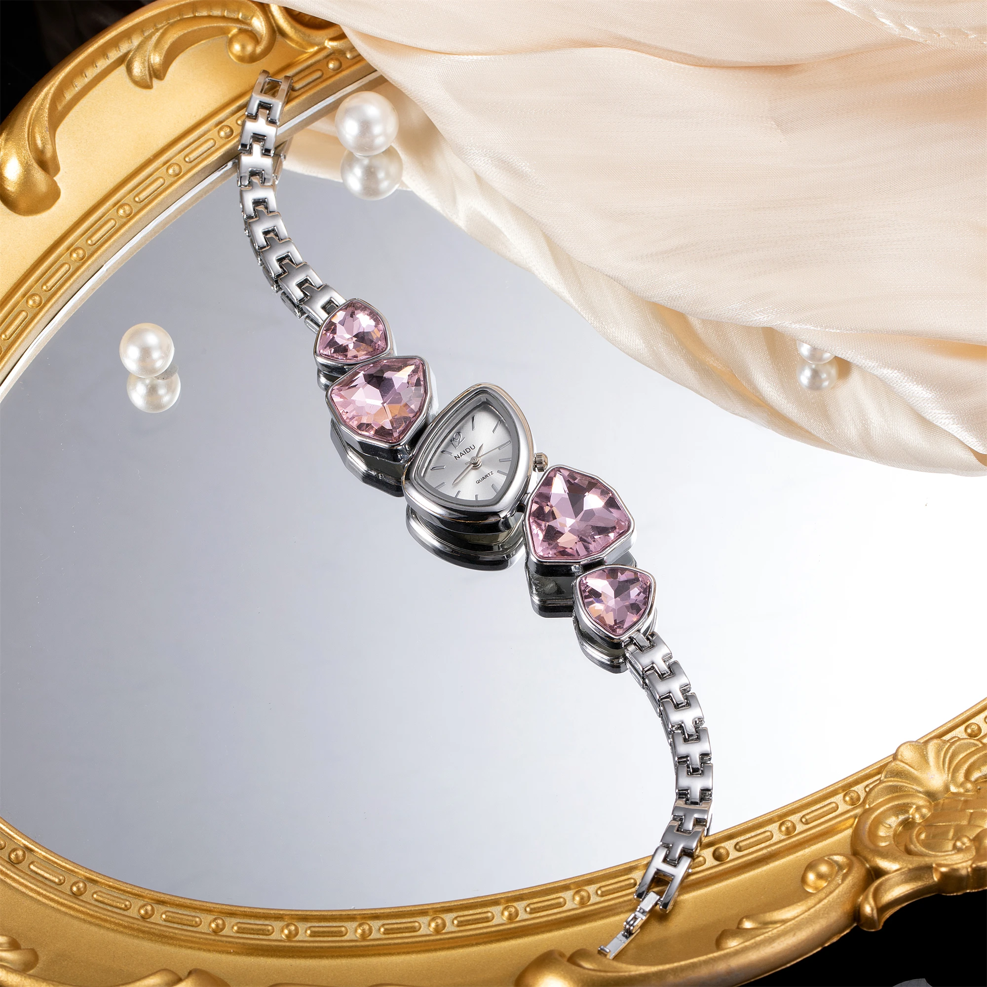 2025 ساعة يد نسائية ملونة فاخرة بتصميم غير منتظم وسوار على طراز ساعة كوارتز نسائية