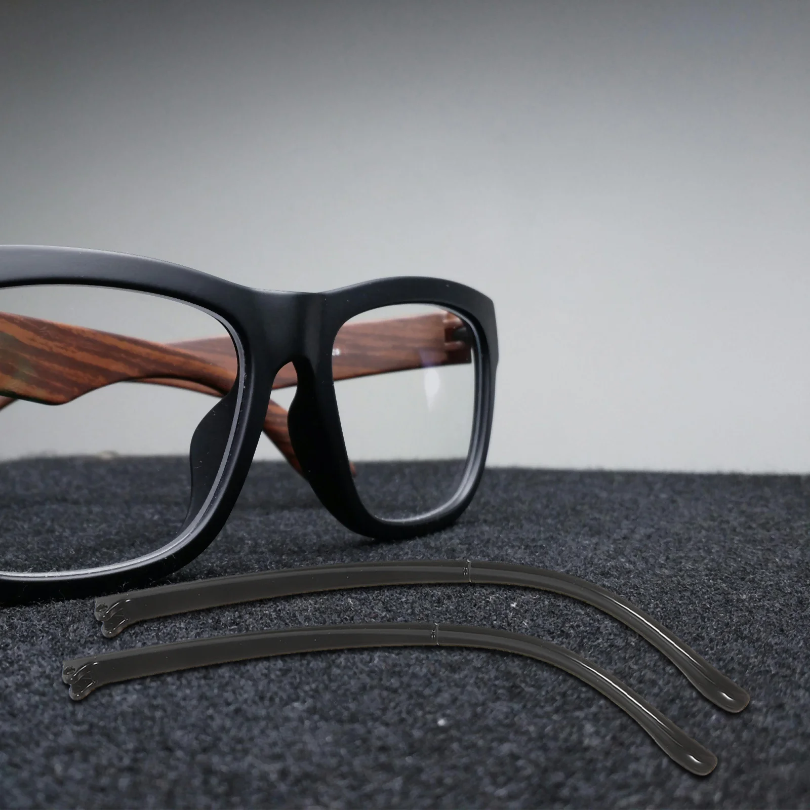 1Pair Eyeglass Accessories Replacement Arms Smooth and Serrated Teeth Design for Sunglasses Frame Temple Repair