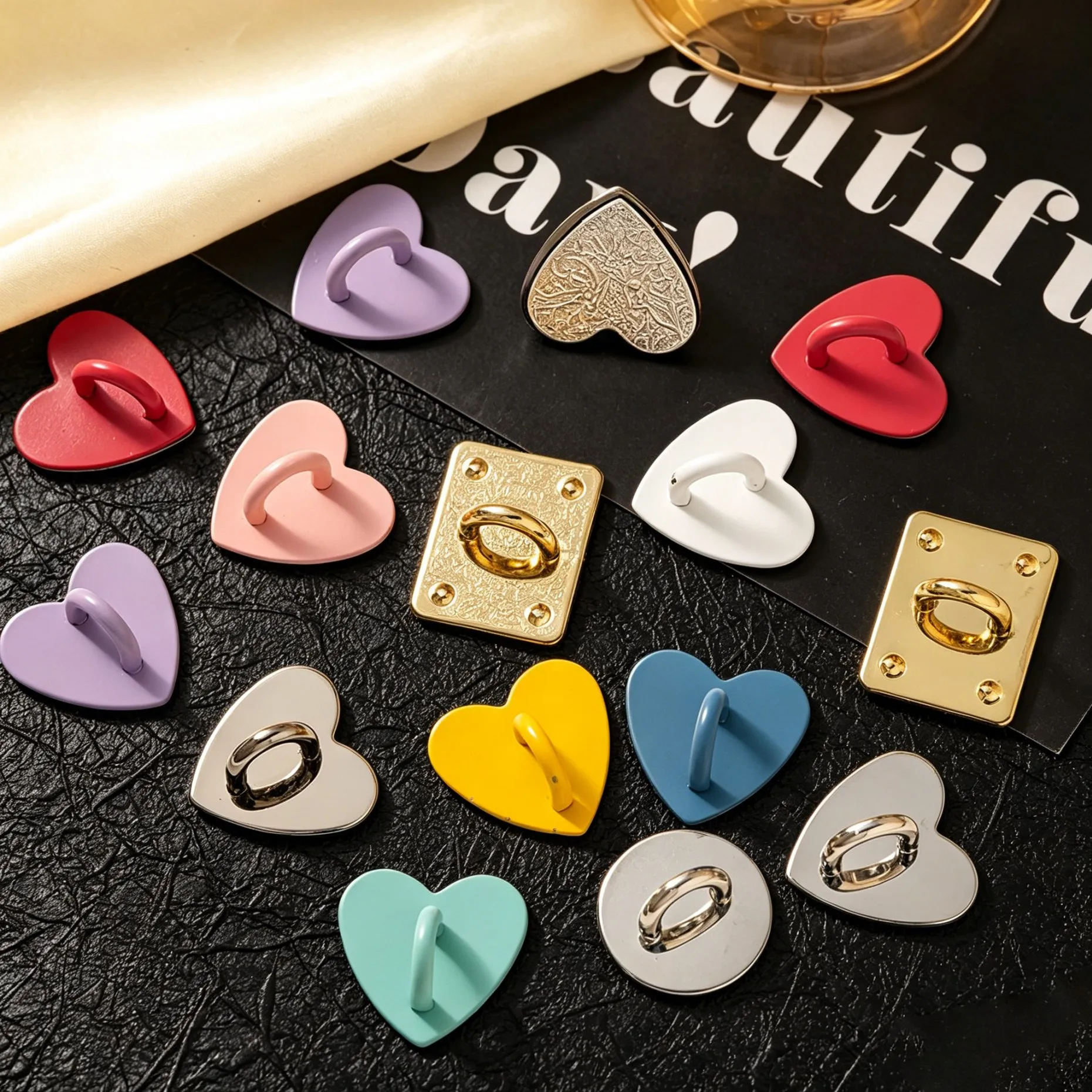 5 Stück/Set Kawaii Selbstklebende Metall-Herz-Handyanhänger, Handyhülle-Ringständer, Hakenverschluss, Charms, Schnur-Zubehör – Detail 5