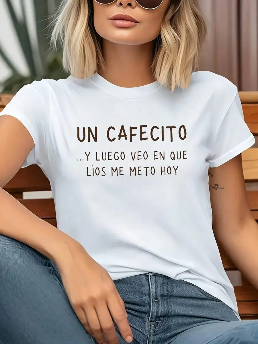 2026 Fashion New Arrival Women Crew Neck T-Shirt, Spanish Phrase 'UN CAFECITO Y LUEGO VEO EN QUE LIOS ME METO HOY' Letter Print Short Sleeve Casual Basic Tee