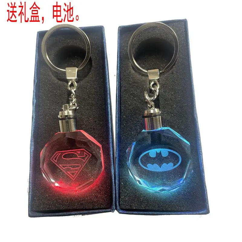 BeastKingdom DC Portachiavi Batman Incandescente Simpatico Anime Personalità Moda League of Legends Ciondolo commemorativo Regalo di festa