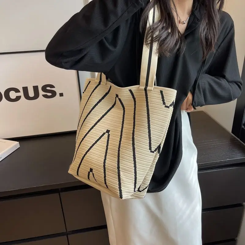 Trendy Female Niche Design Wave Pattern Knitted Shoulder Bag Commuting Shopping Large Capacity Handbag