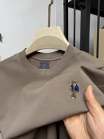 Nueva camiseta de manga corta con cuello redondo para hombre de marca de alta gama, top informal coreano de algodón bordado con oso de peluche boutique de moda de verano