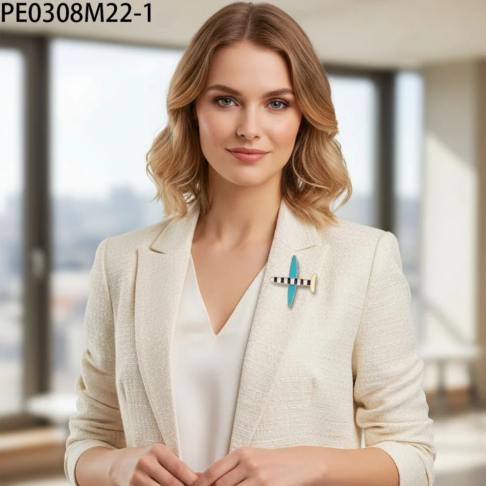 بروش طائرة من المينا باللون الذهبي من PESENAR مع تفاصيل فيروزية نابضة بالحياة وكحلي وأبيض - إكسسوار أنيق مستوحى من الطيران