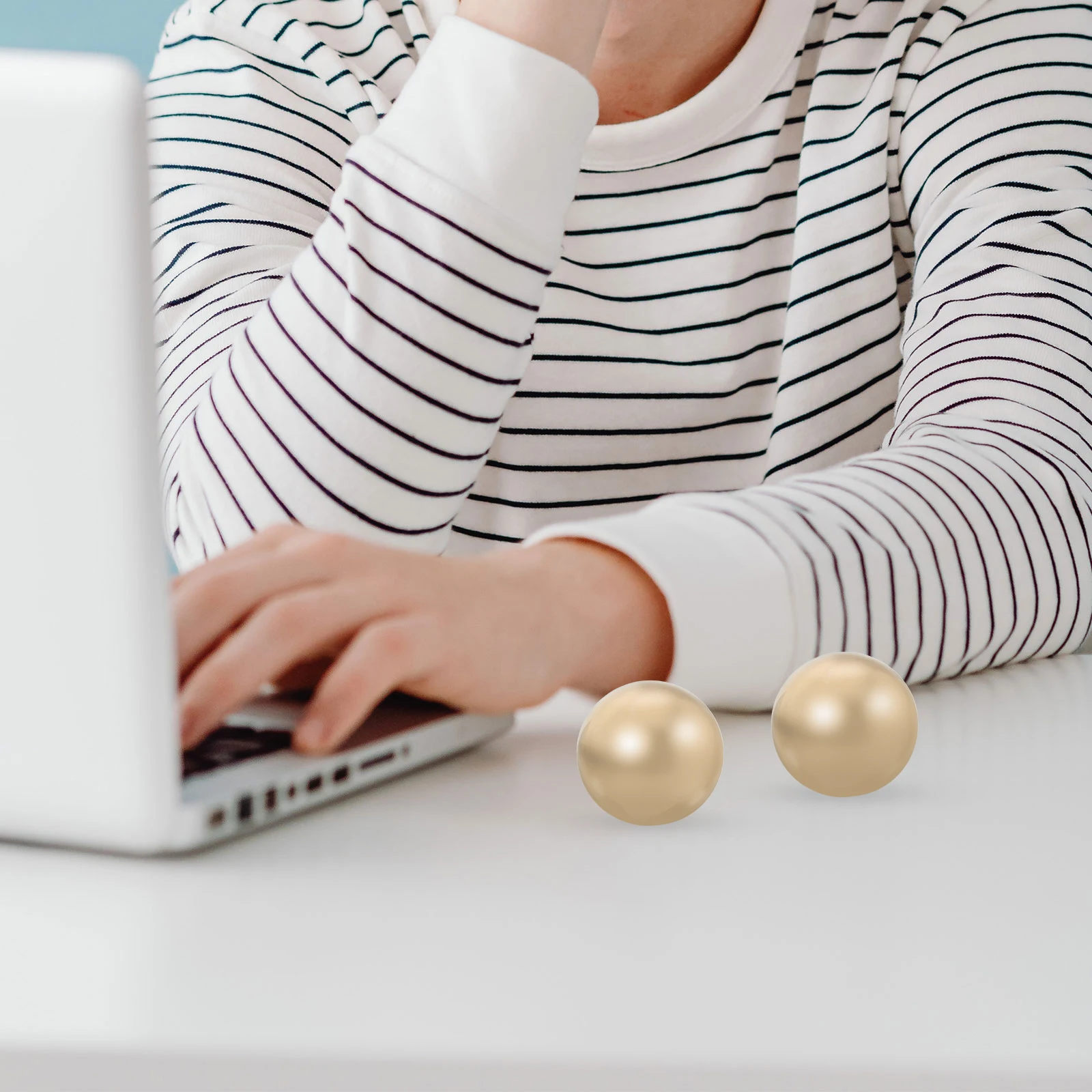 

2Pcs Smooth Brass Massage Balls Compact Hand Rolling Balls for Hand Strength Training and Outdoor Portable Stress Relief