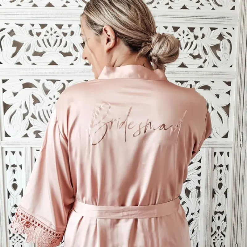 Batas de noche de boda para novia, Kimono sedoso con hermoso detalle de encaje y el dobladillo en los puños, albornoz con estampado dorado para