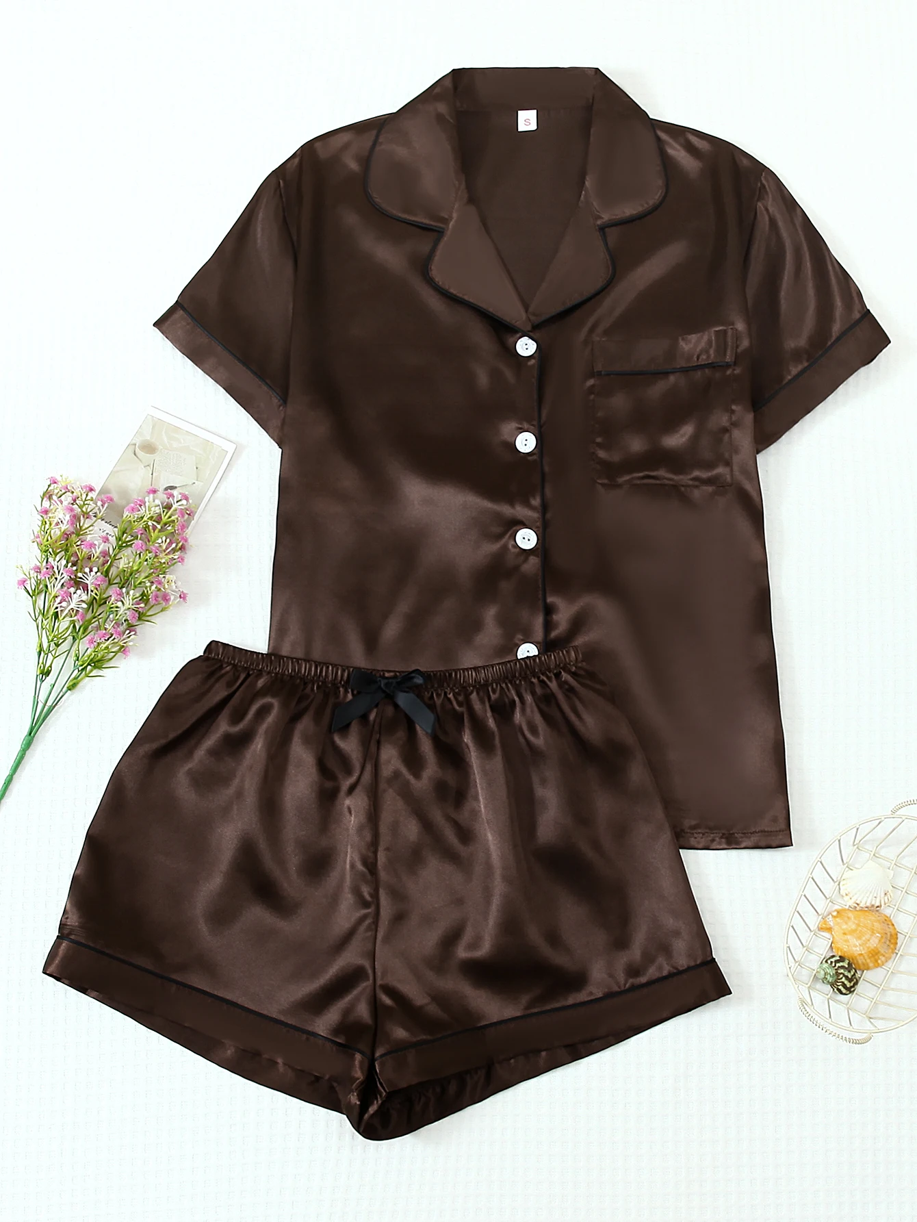 Two-Piece Set of Comfortable Satin Printed Collared Button-Down Short-Sleeve Top with Pockets and Bow Shorts, Spring and Summer Women's Pajama Loungewear Set Suitable for Home Use