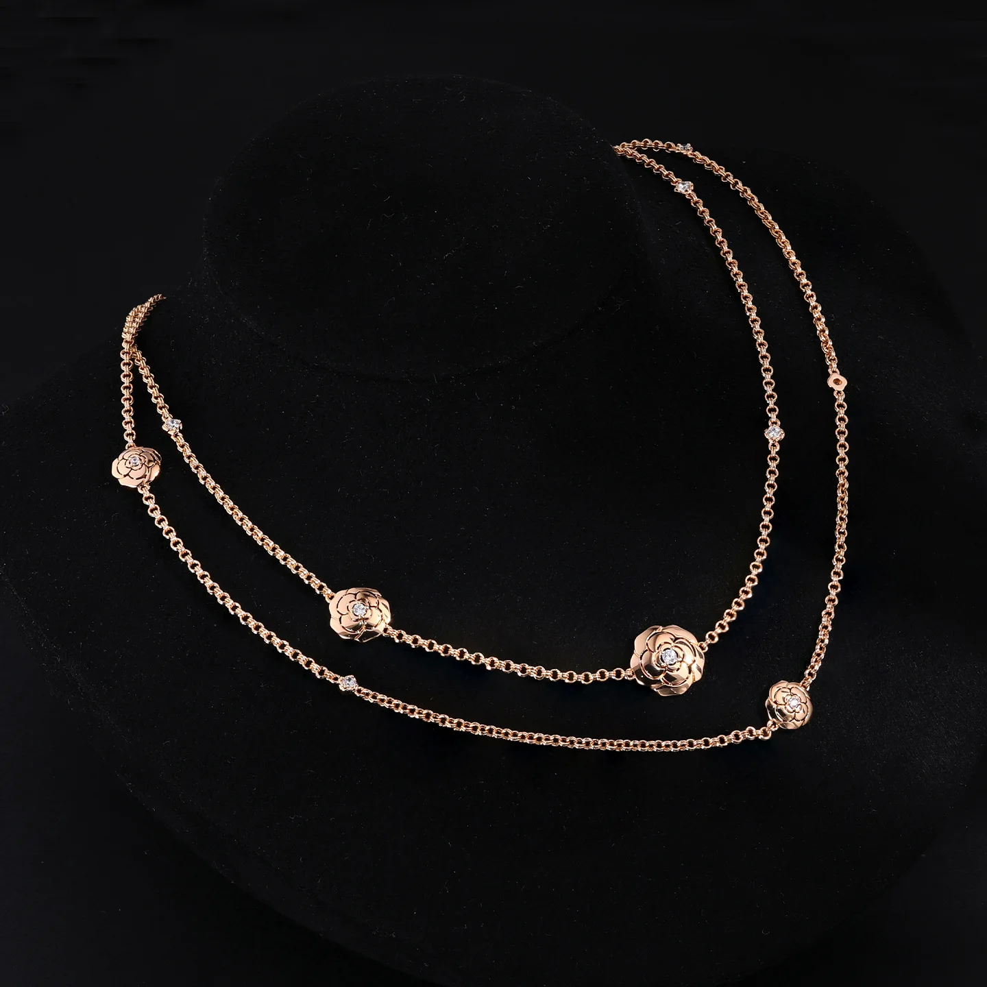 Golden Camellia Double-Layer Collarbone Necklace, Light Luxury Sweater Chain, High-End French Style Necklace, Fashionable and Ve